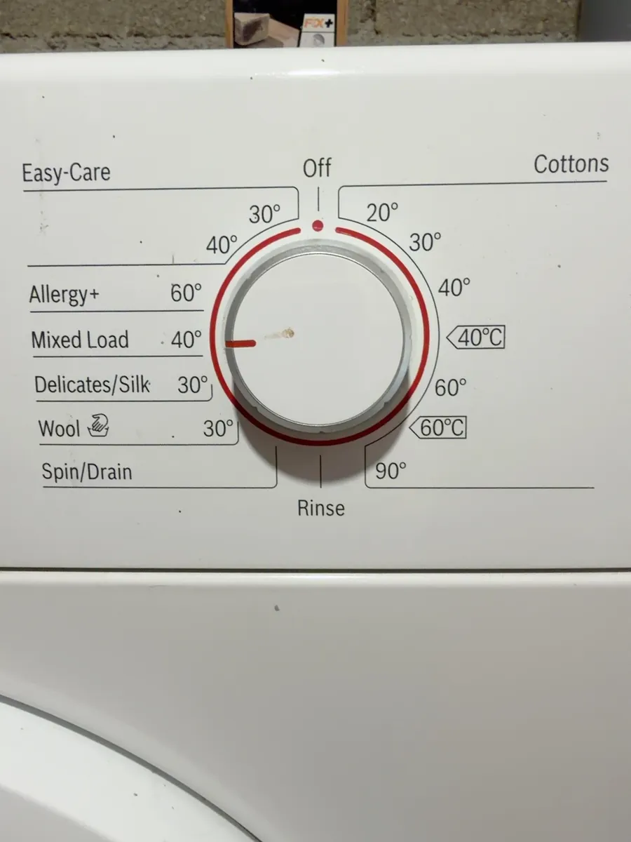 Close-up of the Bosch programme dial, showing Mixed Load 40 degrees, Spin/Drain, Rinse, Cottons and Easy-Care