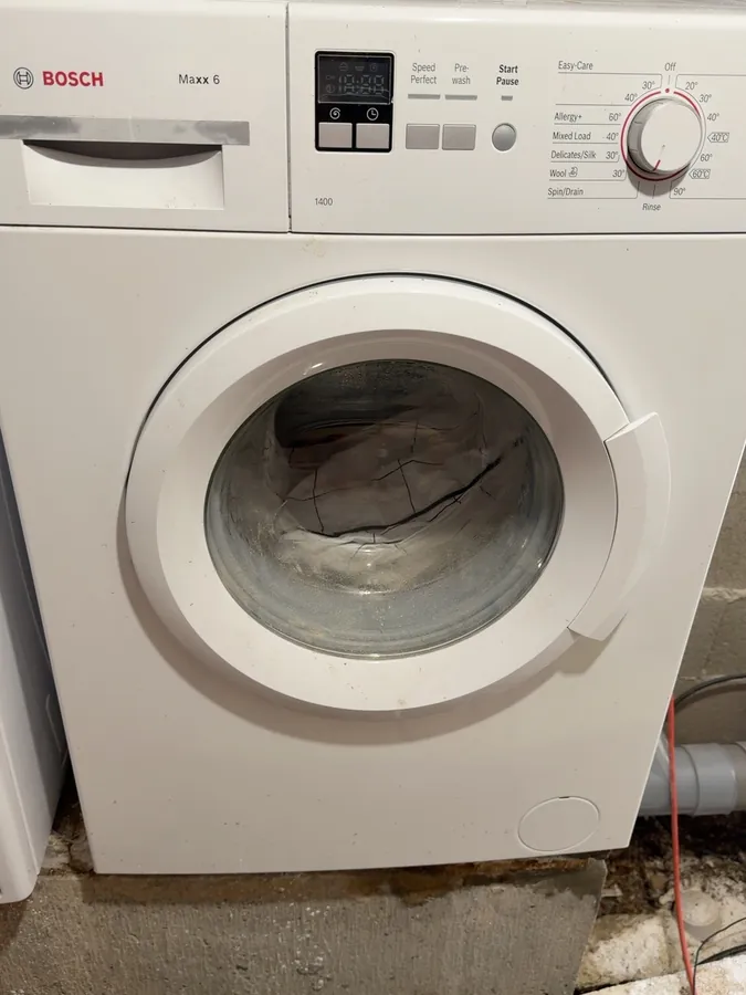 A white Bosch Maxx 6 washing machine standing in the garage